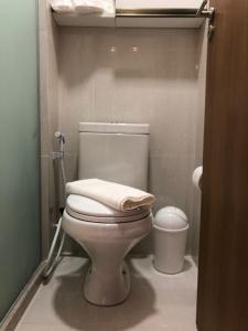 a bathroom with a white toilet in a stall at Flat Versatti - Próximo Real Hospital Port e Pólo Médico Ilha do Leite in Recife