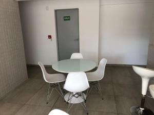 a meeting room with a table and white chairs at Flat Versatti - Próximo Real Hospital Port e Pólo Médico Ilha do Leite in Recife