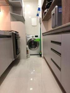 a laundry room with a washer and a washing machine at Flat Versatti - Próximo Real Hospital Port e Pólo Médico Ilha do Leite in Recife