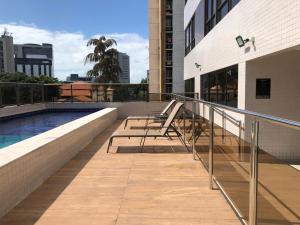 balcón de un edificio con piscina en Flat Versatti - Próximo Real Hospital Port e Pólo Médico Ilha do Leite, en Recife