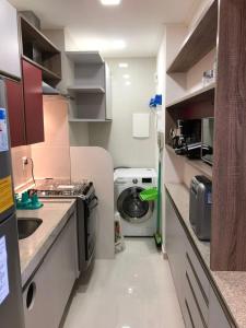 a small kitchen with a washing machine in it at Flat Versatti - Próximo Real Hospital Port e Pólo Médico Ilha do Leite in Recife