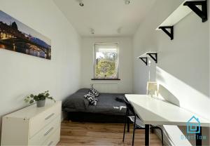 Prostor za sedenje u objektu Sobieski Room - Peaceful Retreat, 10 Minutes to Gdańsk Old Town & Seaside