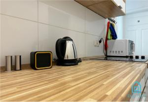 Sadržaji za pripremu kafe i čaja u objektu Sobieski Room - Peaceful Retreat, 10 Minutes to Gdańsk Old Town & Seaside