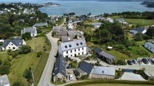 een luchtzicht op een klein stadje met een wit huis bij L’ARDOISIÈRE, maison d’hôtes et d’amis in Locquirec