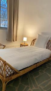 - un lit en bois dans une chambre avec fenêtre dans l'établissement La FIDUCIA, à Vence