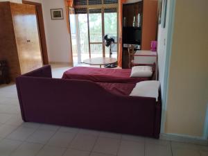 sala de estar con 2 camas y sofá en Villa Italia2 en Contursi