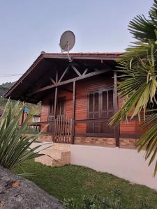 una casa in legno con TV satellitare di Casa De Hospedaria Cruz a Urubici