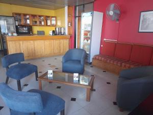 uma sala de espera com cadeiras azuis e uma mesa em Bari em Mendoza