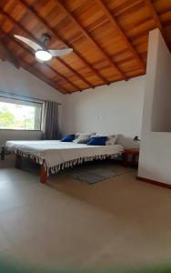 מיטה או מיטות בחדר ב-Sonia Flats - Chalé a 500 metros da Praia da Tartaruga