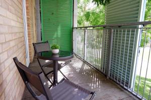 a patio with a table and chairs on a balcony at Furnished flat next to Cambridge station with free parking in Cambridge