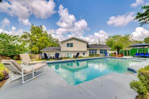 een zwembad met stoelen en een huis bij Eclectic Ocala Vacation Rental with Private Pool! in Ocala