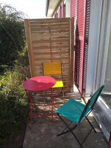2 sillas, mesa y 2 sillas en un patio en hauts des 2 lions -studio, en Joué-lès-Tours