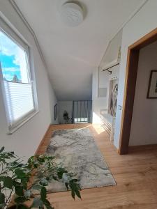 sala de estar con ventana grande y alfombra en Ferienwohnung mit Weitblick in Nordhessen, en Gudensberg
