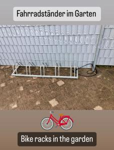 una foto de una bicicleta en el jardín en Nisay Home - 4 Room Apartment - Nr2 en Ludwigsburg