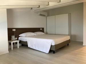 La Casa sul Lago Apartments - Lemon Tree Apartment في ليموني سول غاردا: غرفة نوم بسرير كبير في غرفة