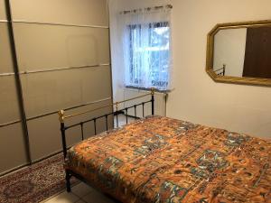 1 dormitorio con cama y espejo en Apartment58, en Wiehl
