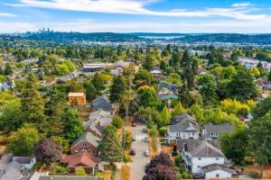 een luchtzicht op een woonwijk met huizen bij The Greenwood Gem in Seattle