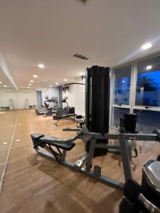 un gimnasio con varias cintas de correr y máquinas en una habitación en Apartamento en Arenas del Mar, Punta del Este en Punta del Este