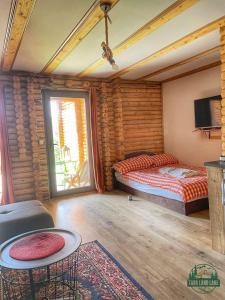 sypialnia z łóżkiem i stołem w pokoju w obiekcie Tara Land Lake w mieście Zaovine