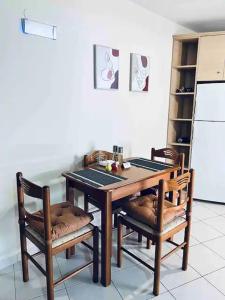 y cocina con mesa y sillas y nevera. en New Unique Apartment in Heraklion en Heraclión