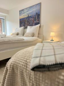 1 dormitorio con 2 camas y una foto de la ciudad en Home Inn Apartments - 201, en Minden