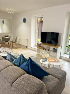 明登的住宿－Home Inn Apartments - 201，带沙发和平面电视的客厅