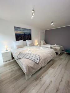 明登的住宿－Home Inn Apartments - 201，卧室设有两张床,铺有木地板