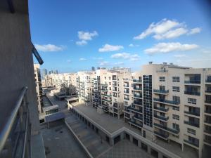 vistas a una ciudad con edificios de apartamentos blancos en الداون تاون العالمين الجديدة خلف الابراج_ElDown Town New alameim en El Alamein