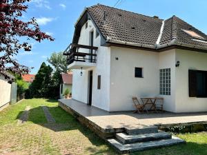 Casa blanca con balcón y patio en Lóczy-Lak, en Siófok