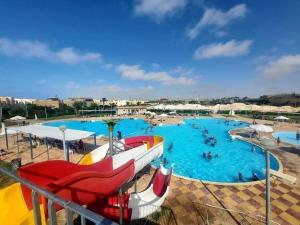 um grande parque aquático com uma grande piscina em شاليه فندقي بقرية بدر بالساحل الشمالي em El Alamein