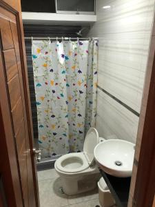 a bathroom with a toilet and a sink at Hermoso departamento en lugar centrico in Trujillo