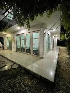 a building with glass doors on the side of it at Cabañas Melany in Coveñas