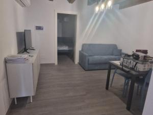 uma sala de estar com um sofá e uma mesa em Residence Mirella em Acquafredda