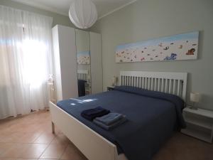 a bedroom with a blue bed and a mirror at Casa Il Volo in San Zeno di Montagna