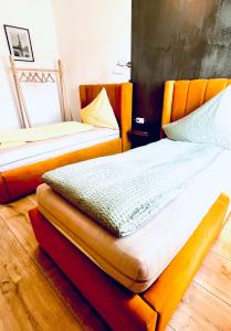 En eller flere senge i et værelse på Sofia Apartment & Zimmer Knittelfeld