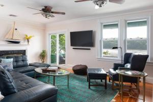 uma sala de estar com um sofá e uma televisão em Haven's Point - Waterfront and Walk to Town em East Greenwich