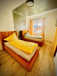 En eller flere senge i et værelse på Sofia Apartment & Zimmer Knittelfeld