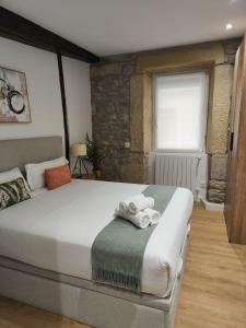 En eller flere senge i et værelse på Port Relax Old Town with AC + 36 billeder