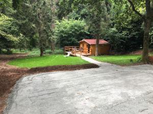 a driveway leading to a cabin in a park at Cabane au milieu des bois in Lanvellec