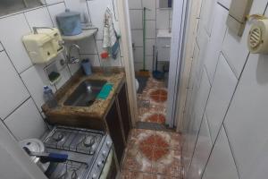 尼泰羅伊的住宿－STUDIO NITERÓI-BARCAS，一间带水槽和炉灶的小厨房