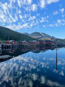 モスケネスにあるAutentisk rorbuの水面の建物の反射