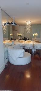 een kamer met witte tafels en witte stoelen bij Apto Deslumbrante em Capivari proximo a BADEN BADEN in Campos do Jordão