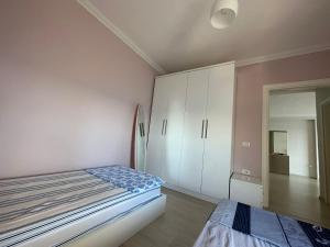 Una cama o camas en una habitación de Saranda Sunset Apartament