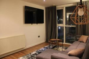 倫敦的住宿－Excel Manor，带沙发、桌子和窗户的客厅