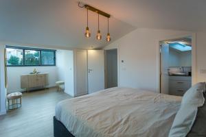sypialnia z dużym łóżkiem i kuchnią w obiekcie Romantic Pool House w mieście Vila do Conde