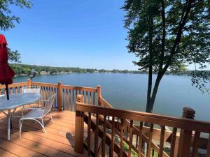 d'une terrasse avec une table et des chaises et une vue sur le lac. dans l'établissement Lakin' It Easy, à Middlebury