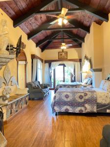 Cet appartement comprend une chambre avec deux lits et un salon. dans l'établissement Indian Palace Hotel Boutique Spa & Restaurante, à Antigua Guatemala