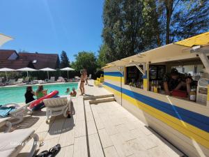 un camión de comida de fiesta junto a una piscina en Colors Holiday Hotel en Siófok