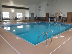 - une grande piscine d'eau bleue dans un bâtiment dans l'établissement Comfort Inn Story City, à Story City