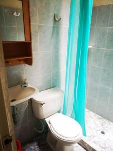 Kupatilo u objektu Hermosa y cómoda casa en conjunto con piscina en Girardot